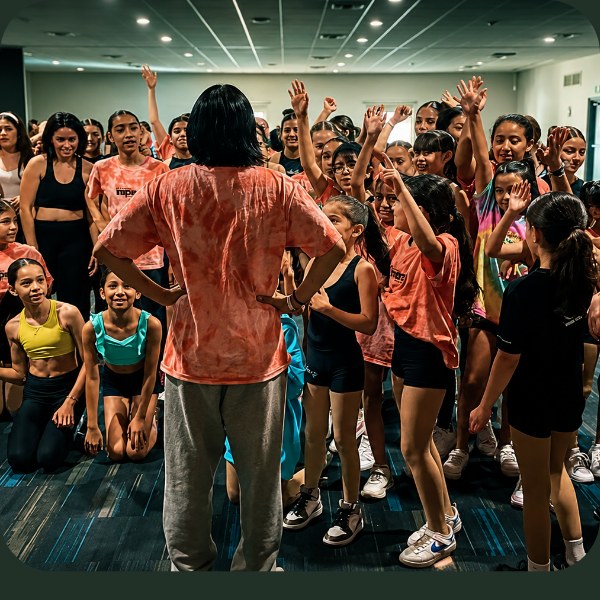Participantes de Inspira Moviendo Fronteras en una clase