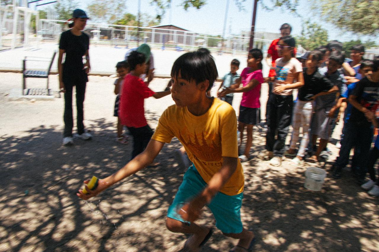 Niñas y niños jugando en una actividad de Sin Fronteras Hermosillo